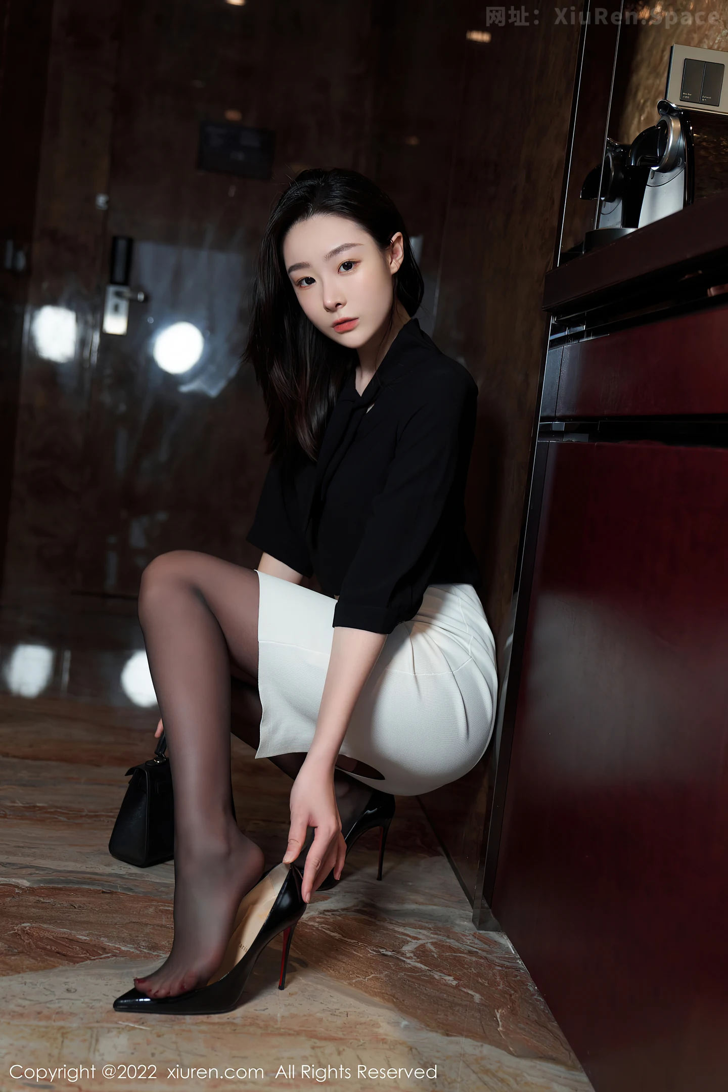 图片[2]-[XiuRen秀人网] VOL.5312 模特是小逗逗黑色轻透上衣配白色短裙露超薄无内黑丝诱惑写真90P-秀人网官方网站